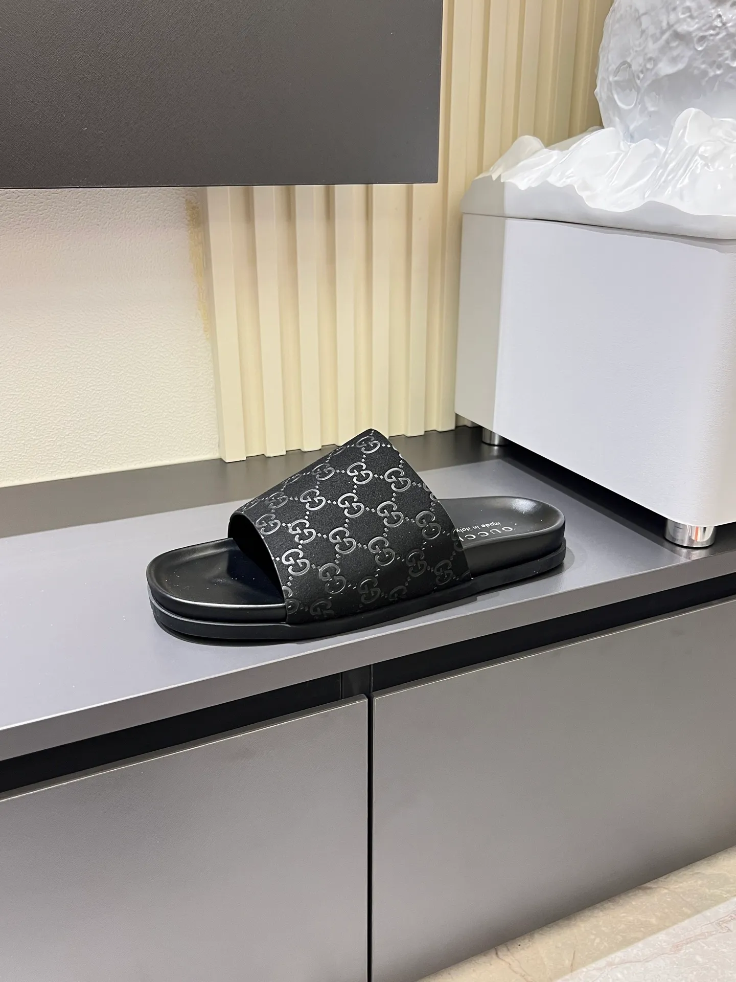 Men's Men's Shoes 💰p320 "GUCC＊" These slippers are made of GG polyester and feature a Gucci label on the front, adding a bold logo feel to the style. "Gucci Made in Italy" stamped label Rubber sole. Size 38-44